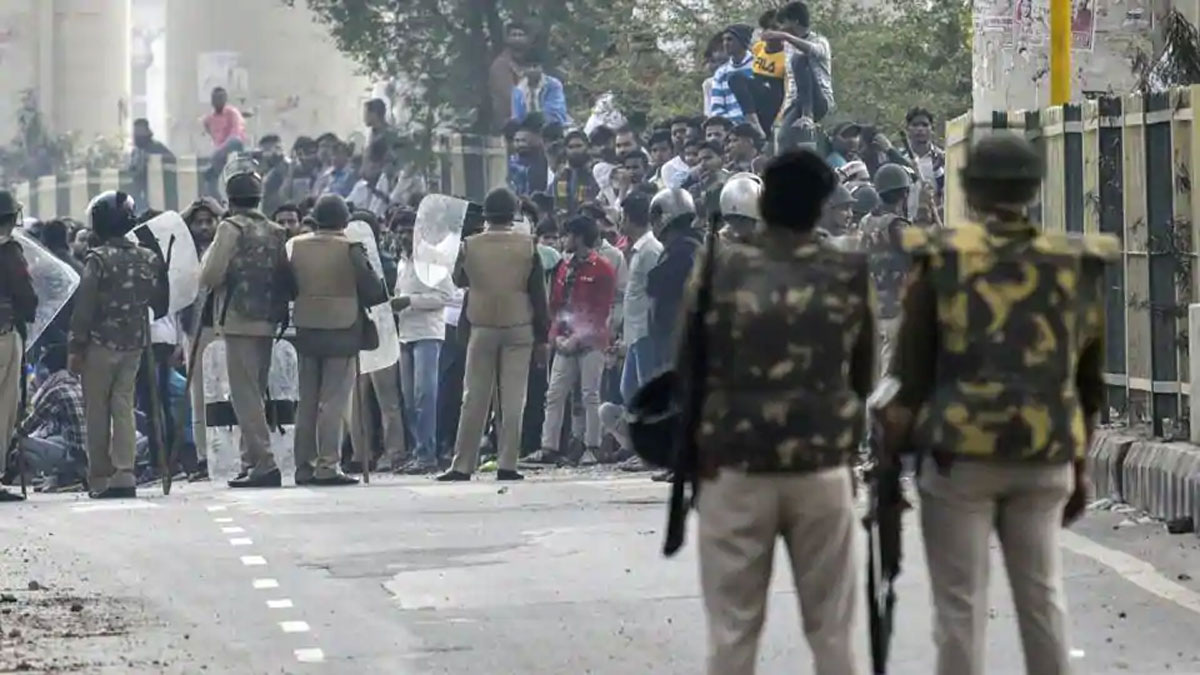 Police personnel try to stop demonstrators at Jafrabad-Maujpur road in New Delhi after clashes and stone-pelting between pro- and anti-CAA groups, on Tuesday. (ANI Photo)