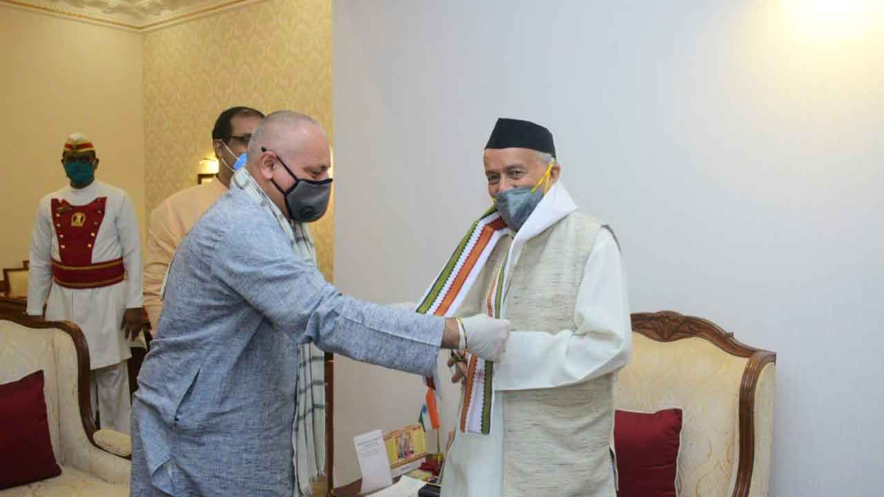 65+ Senior actors’ issue raised by Manoj Joshi, Meets Mah Governor