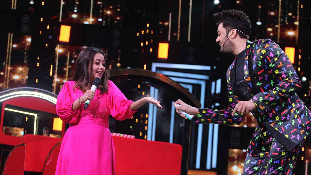 After meeting Javed and Himesh, Neha Kakkar screams “Main Ghar Wapas Aa gayi”