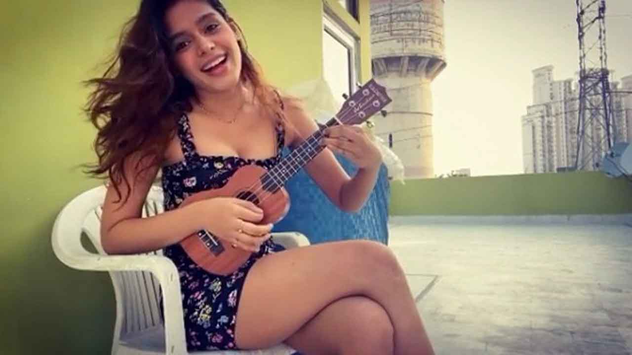 Pranati Rai Prakash plays Ukulele