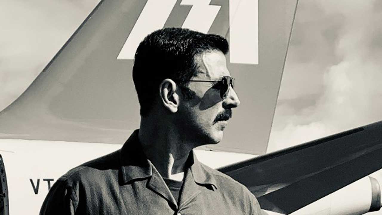 The retro aesthetics are hard to miss in Akshay Kumar’s look from ‘Bellbottom’