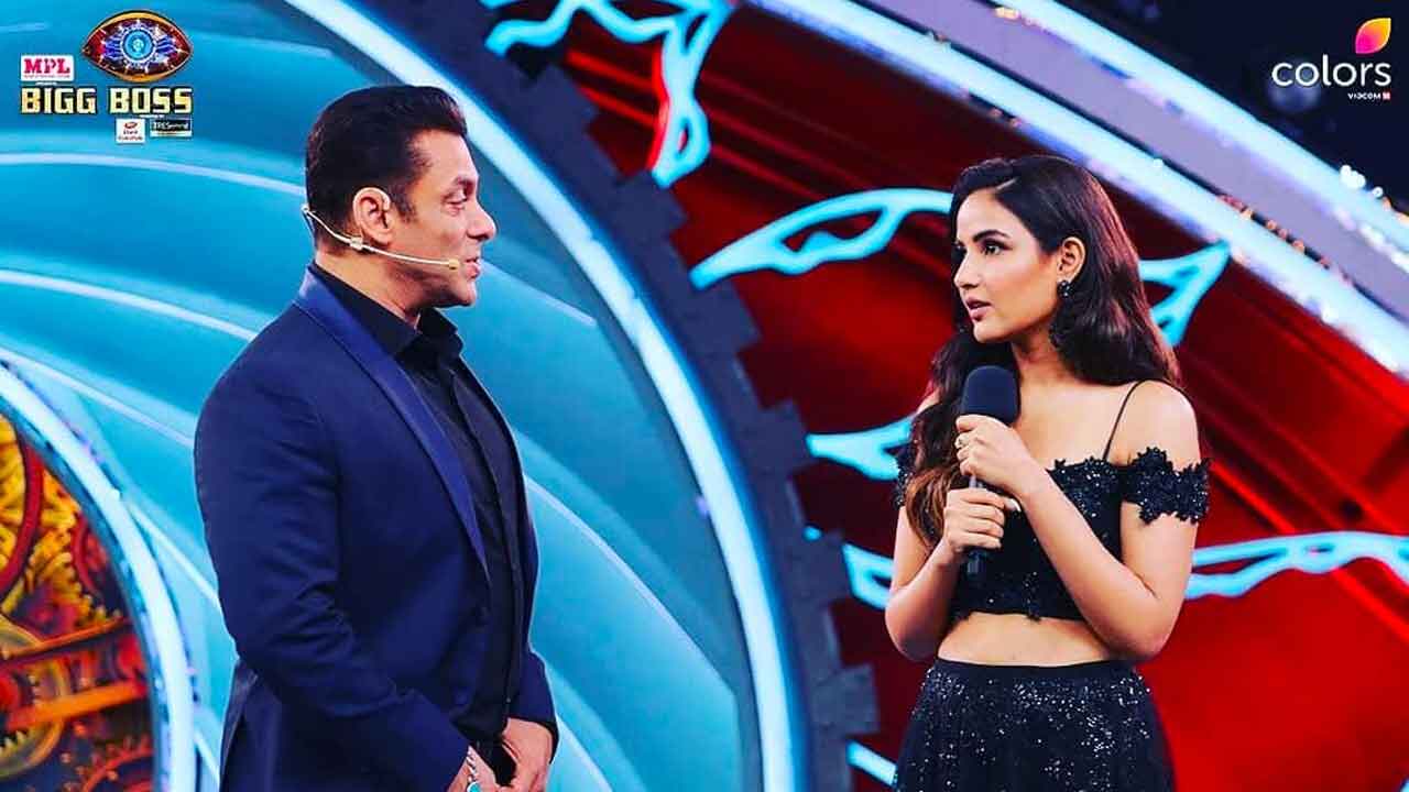 Gorgeous Jasmin Bhasin’s innocent and honest charm steals everyone’s hearts