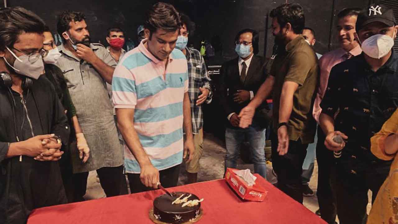 “And it’s a WRAP!” for Sohum Shah as he finishes shooting for ‘The Big Bull