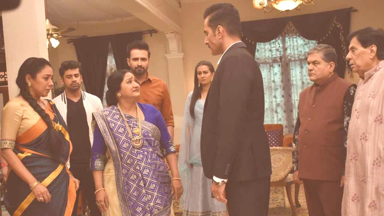 In ‘Anupamaa’, Baa stops Vanraj at the entrance and slaps him