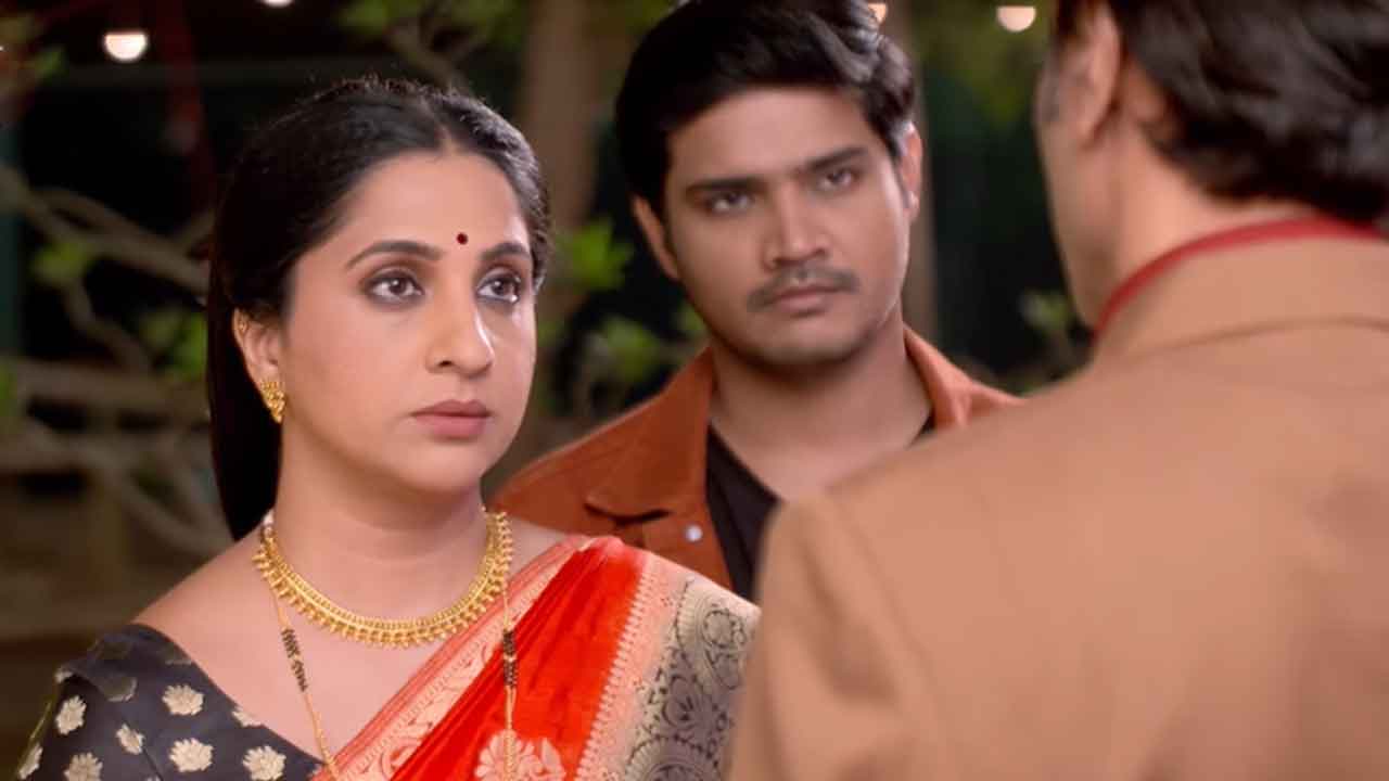 In ‘Aai Kuthe Kay Karte’, on her birthday, Arundhati gives divorce notice to Aniruddha