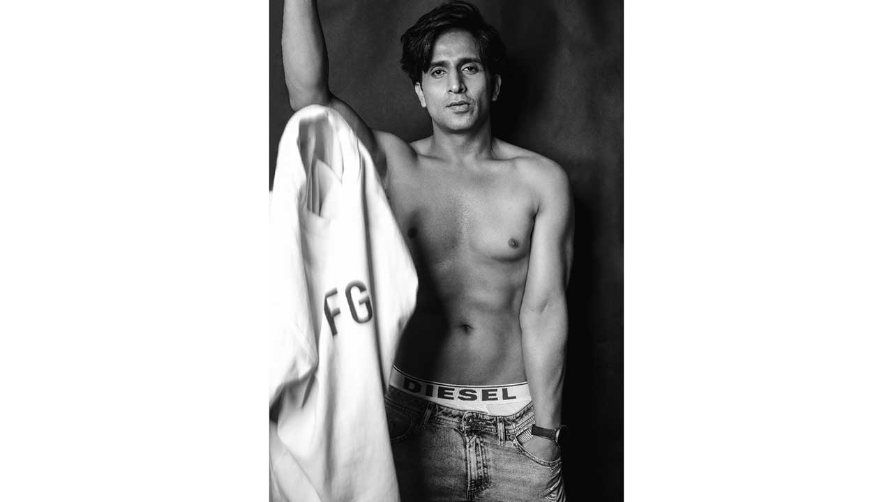 Shirtless Arslan Goni says, “Main Hero Bol Raha Hun”!