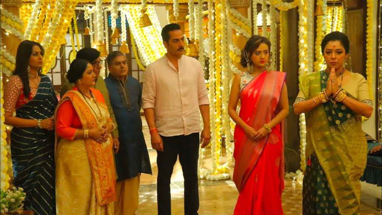 Will Anupamaa ask Babuji to give Vanraj the house papers?