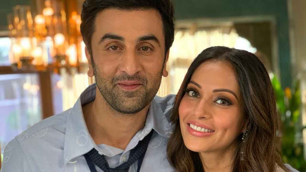 Bipasha Basu and Ranbir Kapoor recreates the magic of ‘Bachna Ae Haseeno’ in the new advertisement!