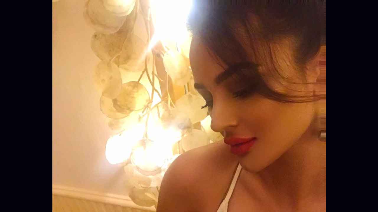 Seerat Kapoor slays the halter neck top look!