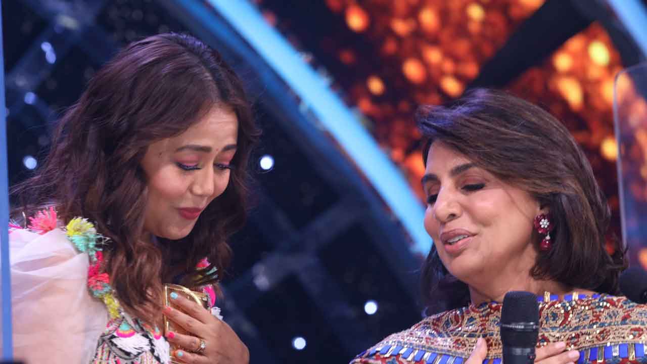Neha Kakkar puts ‘Kala Teeka’ to Neetu Kapoor Ji on the sets of Indian Idol season 12!