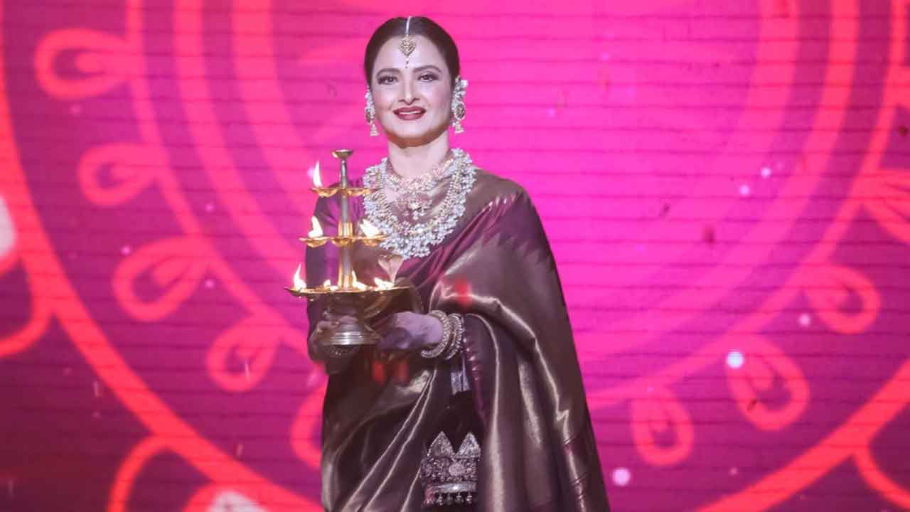 Rekha is super impressed with II20 contestant Sayali!