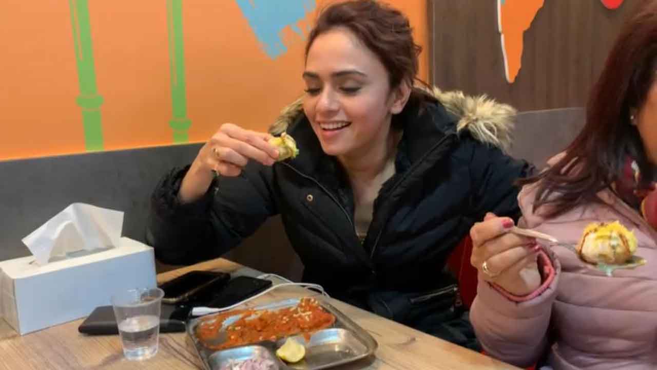 Pushkar Jog and Amruta Khanvilkar’s ‘Vada Paav’ and ‘Chaat Party’ in London!