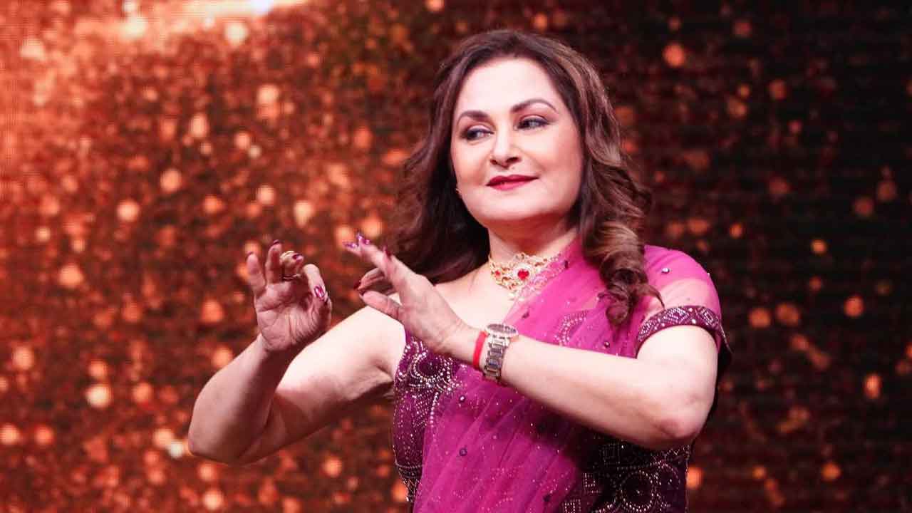 Jaya Prada’s impromptu dance on ‘Mujhe Naulakha Manga De Re O Saiya Deewaane’!