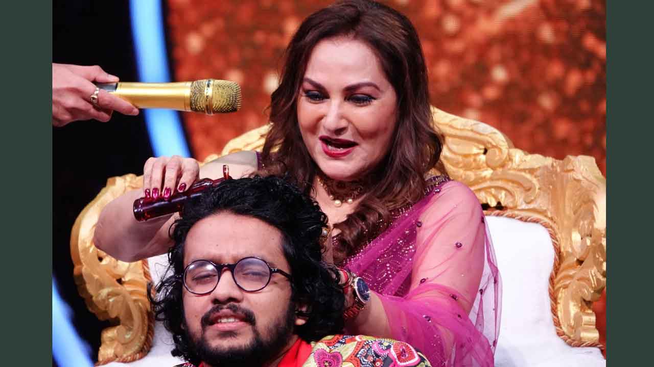 Jaya Prada in a ‘Champi’ mood on the sets of Indian Idol Season 12!