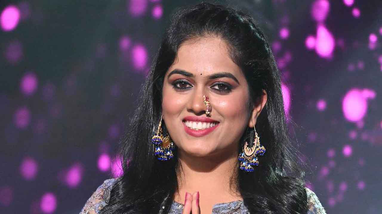 Sayli gets to interact with her ‘Covid-Warrior father over a video call on the sets of II12!