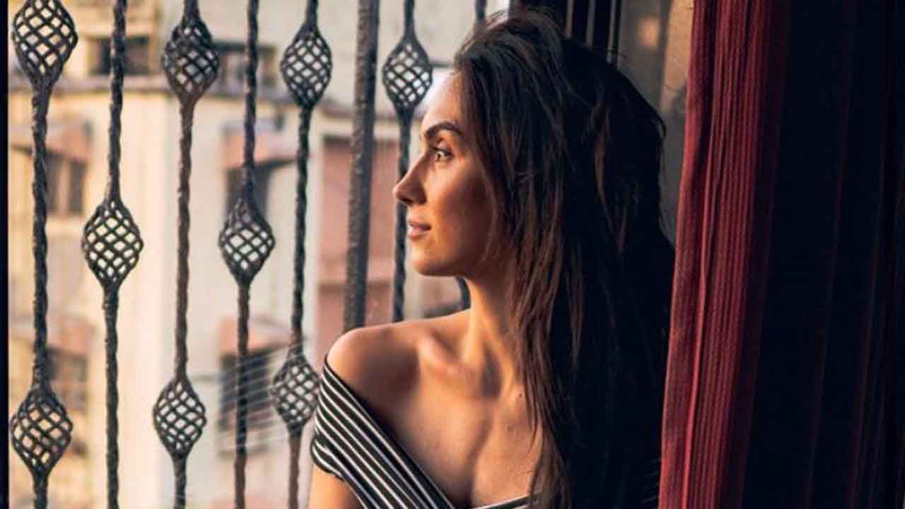 Lauren Gottlieb teaches Hollywood choreographer Bollywood steps!