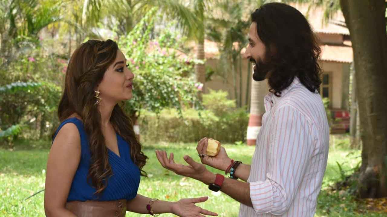 Advait advises Vanraj to pick one out of Anupamaa and Kavya!