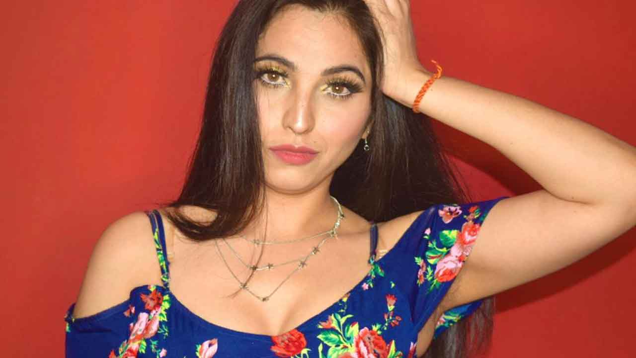 Anupama Solanki ‘wears’ an easy breezy yet sexy attitude!