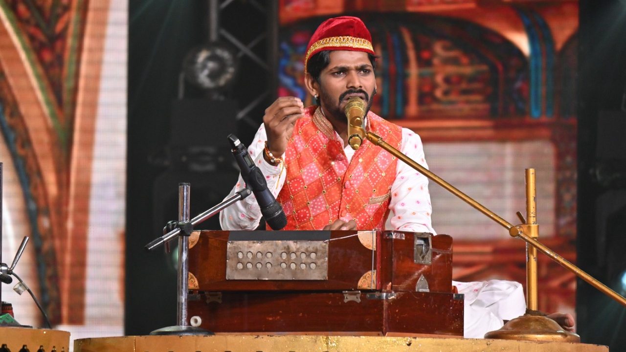 II12 contestant Sawai Bhatt makes Himesh Reshammiya emotional!