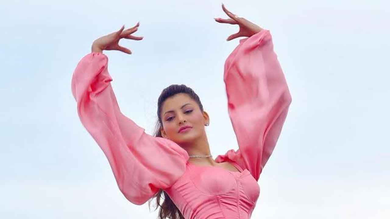 Urvashi Rautela is trained in more than 25 plus dance forms, performs killer dance moves on Britney Spears’s numbers!