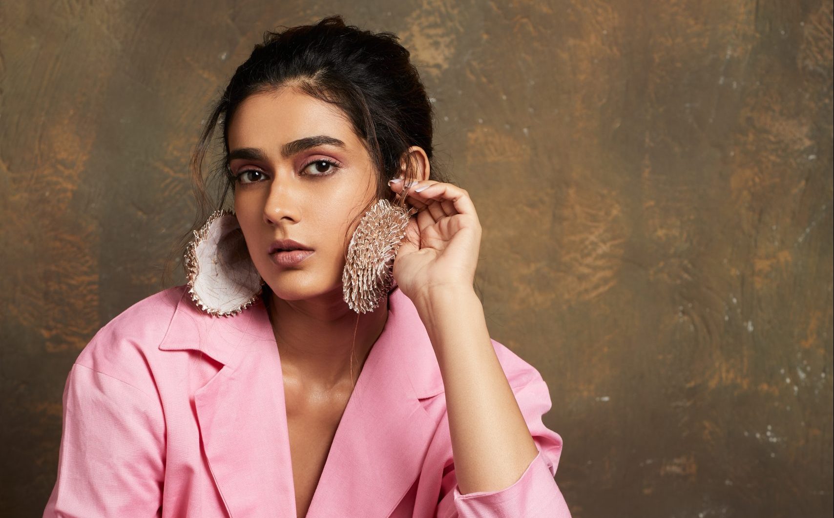 Aakanksha Singh to raise funds for Covid-19 victims by auctioning her wardrobe!