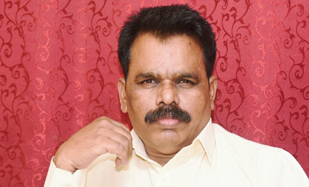 Shivputra Sambhaji’s director Ajit Shirole is furious wi th author Girish Kuber and his book ‘Renaissance State’!