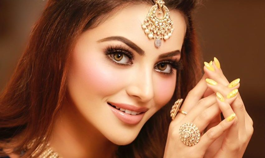 Check out Urvashi Rautela’s royal Gujarati Patola saree look worth ₹ 58 lakhs!