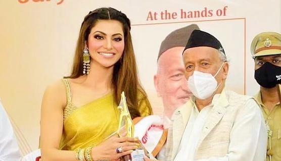Governor Of Maharashtra Bhagat Singh Koshyari felicitates Urvashi Rautela with ‘Stree S hakti National Award – 2021’!