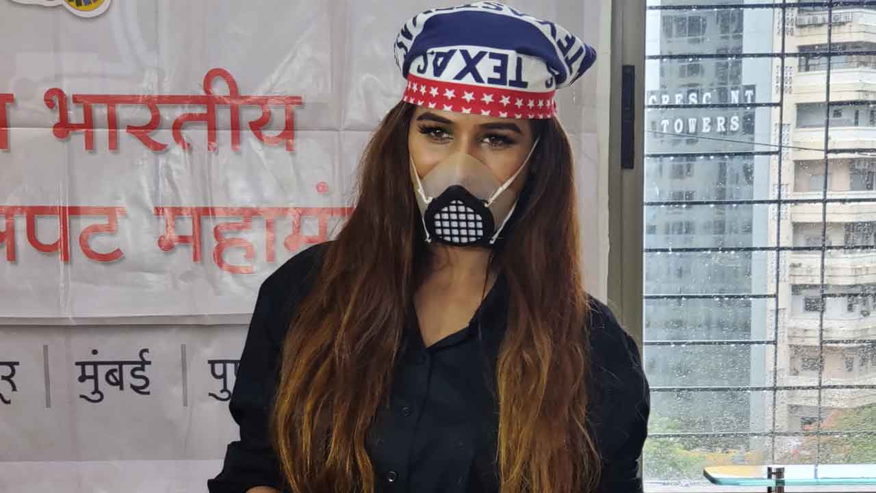 Poonam Pandey helps needy people, distributes ration and essentials to spot boys!