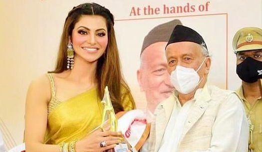 Mahrashtra’s Governor Bhagat Singh Koshyari congratulates and feeds cake to Urvashi Rautela for ‘Stree Shakti National Award’ win!