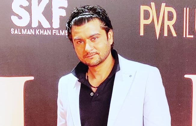 Shobhit Johri observes, ‘Ours is a highly populated country and open vaccination would have created chaos’!