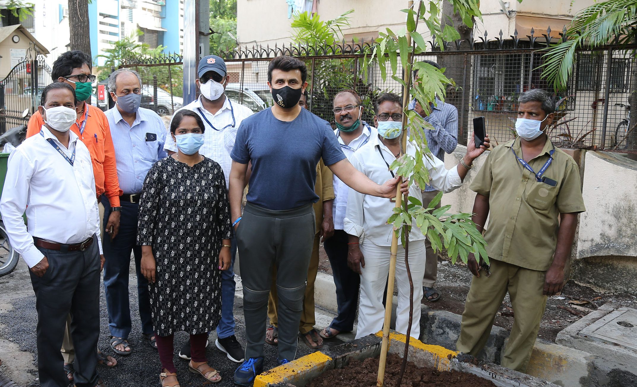 Sonu Nigam joins Anusha Srinivasan Iyer in BMC’s ‘Be A Tree Parent’  MEGA Vriksha Campaign!