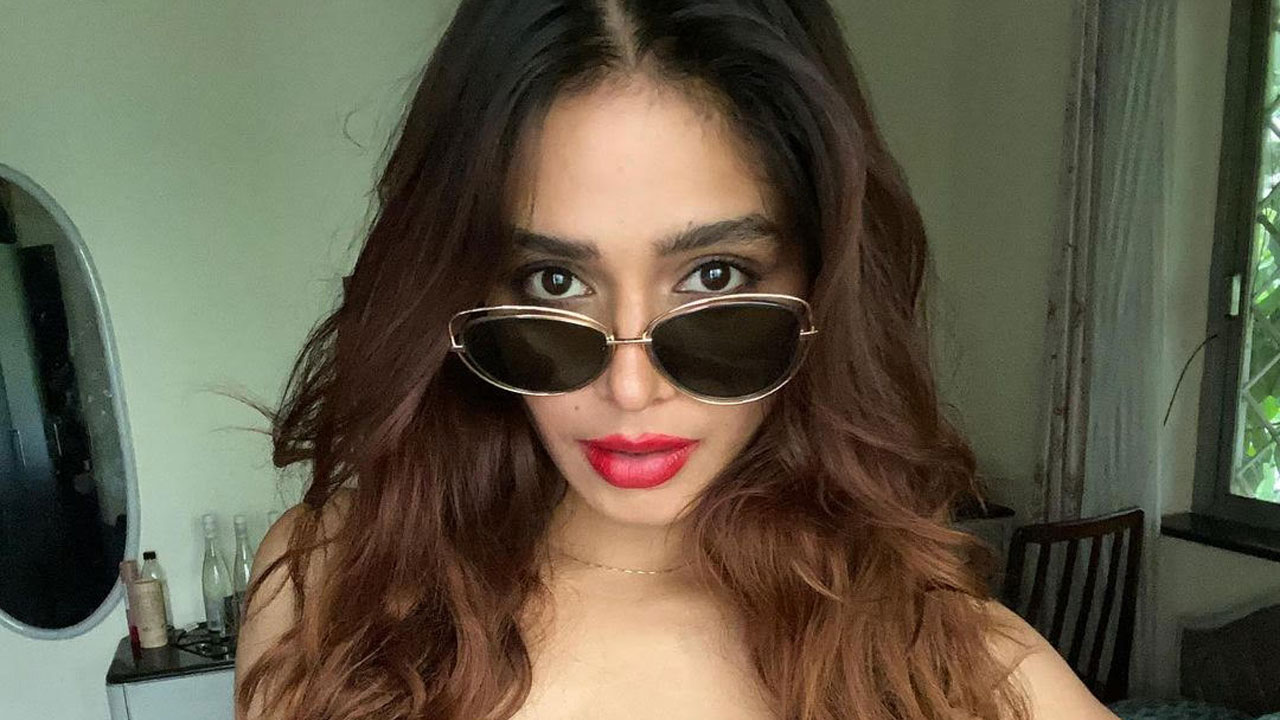 Pranati Rai Prakash shows her fans how to nail a red lipstick look!