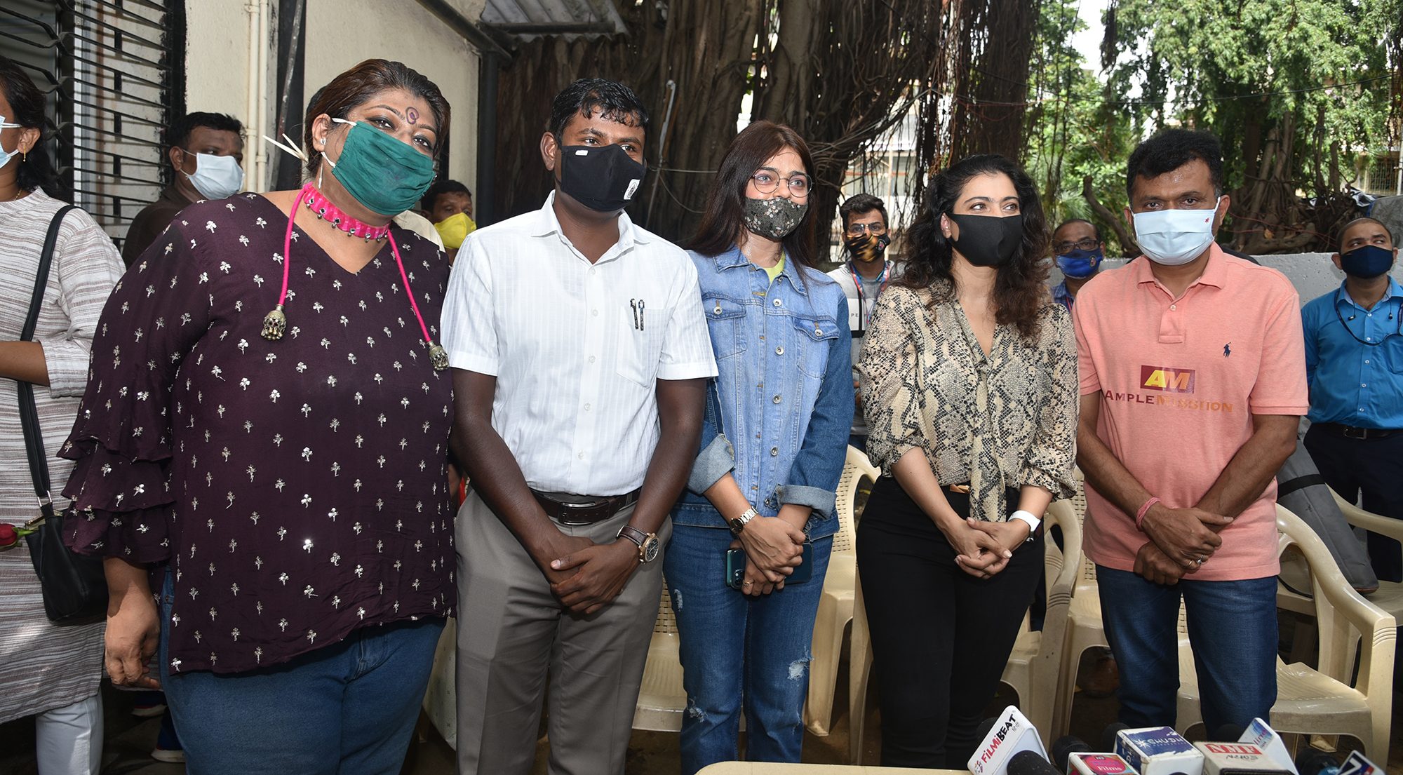 Kajol, alongside Dr. Aneel Kashi Murarka. distributes raincoats to BMC workers!