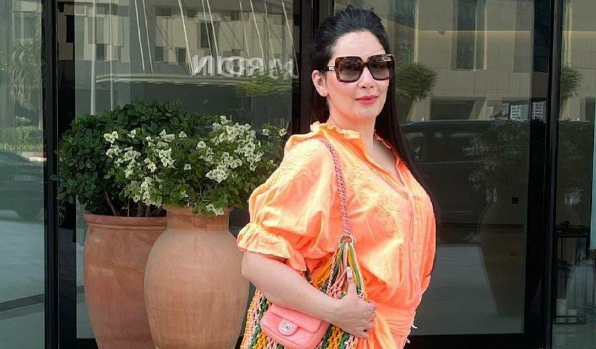 Maanayata Dutt poses with Sanjay Dutt in an unusual fashion!