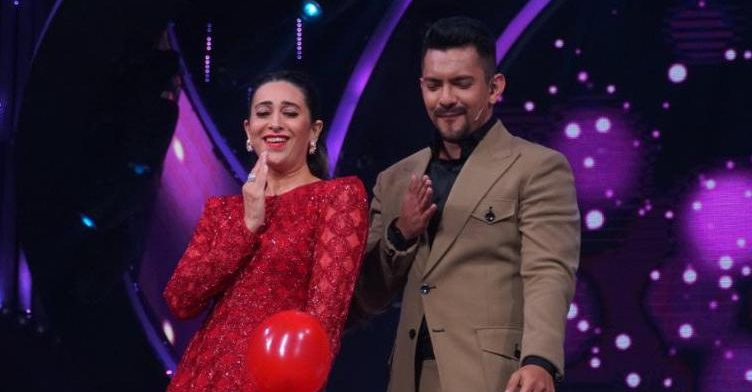 Karisma Kapoor lip syncs to ‘Pyar Kar…’ with Arunita Kanjilal and shakes a leg with Aditya Narayan!