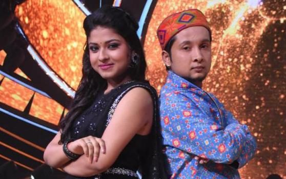 Reena Roy, tries to extract expressions from Pawandeep Rajan, Anuritta too joins in too, in II12!