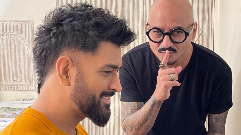 MS Dhoni flaunts another stylish and  interesting hairstyle!