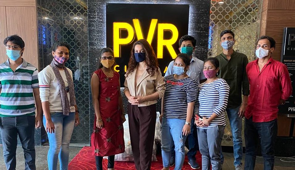 Tisca Chopra donates 1500 Kgs of rice packets to theatre workers!