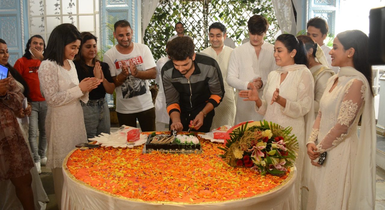 #KaranKundrra gets a warm farewell while he says ‘Bye Bye’ to ‘YRKKH’!