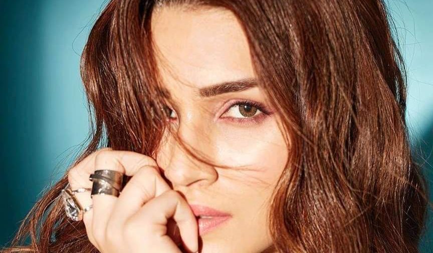 Kriti Sanon impresses fans with her poetry skills once again!