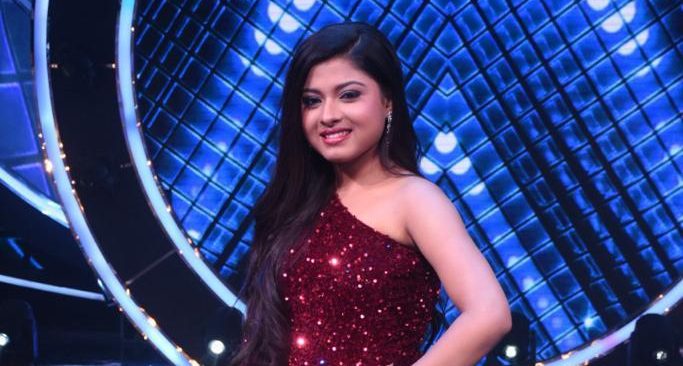 II12’s #SayliKamble and #ArunitaKanjilal offer the defense forces ‘#AzaadiKaLadoo’!