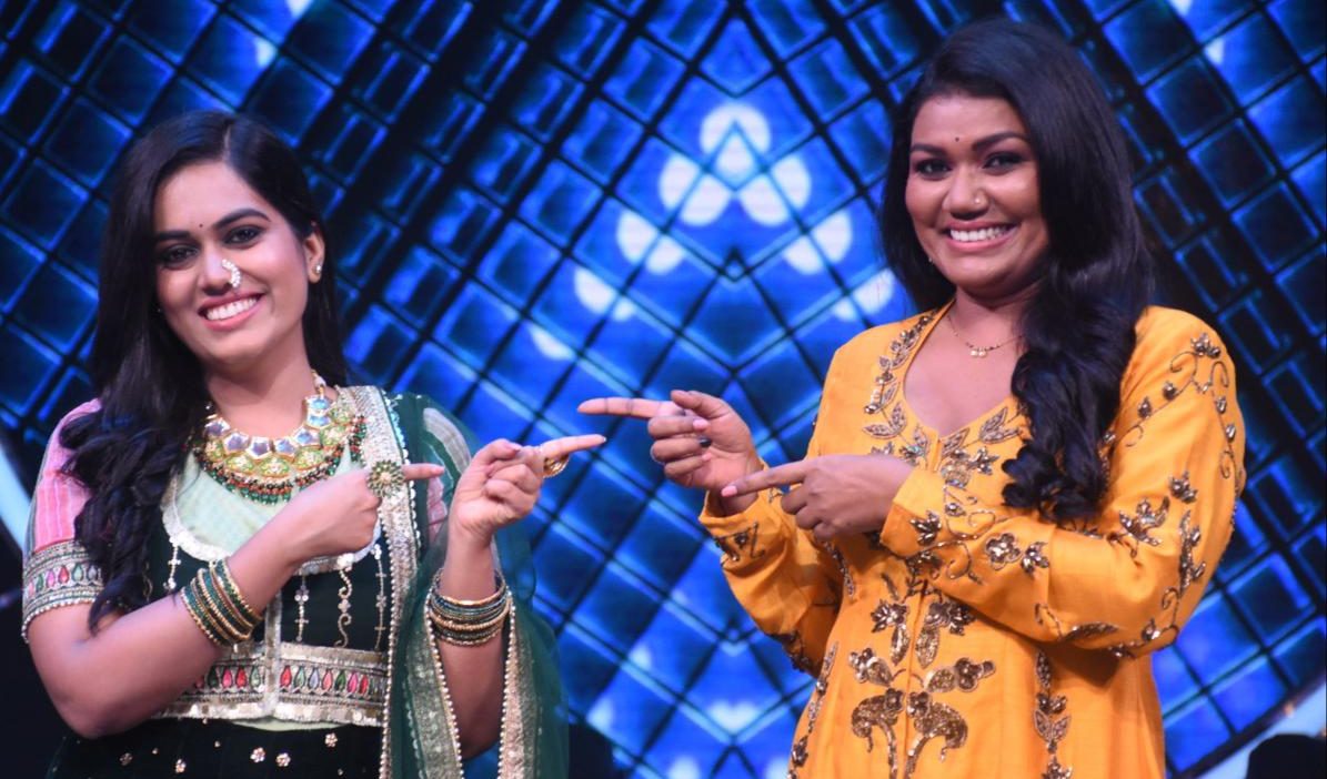 Vaishali Made presents II12’s  finalist Sayli Kamble with an elegant gift!