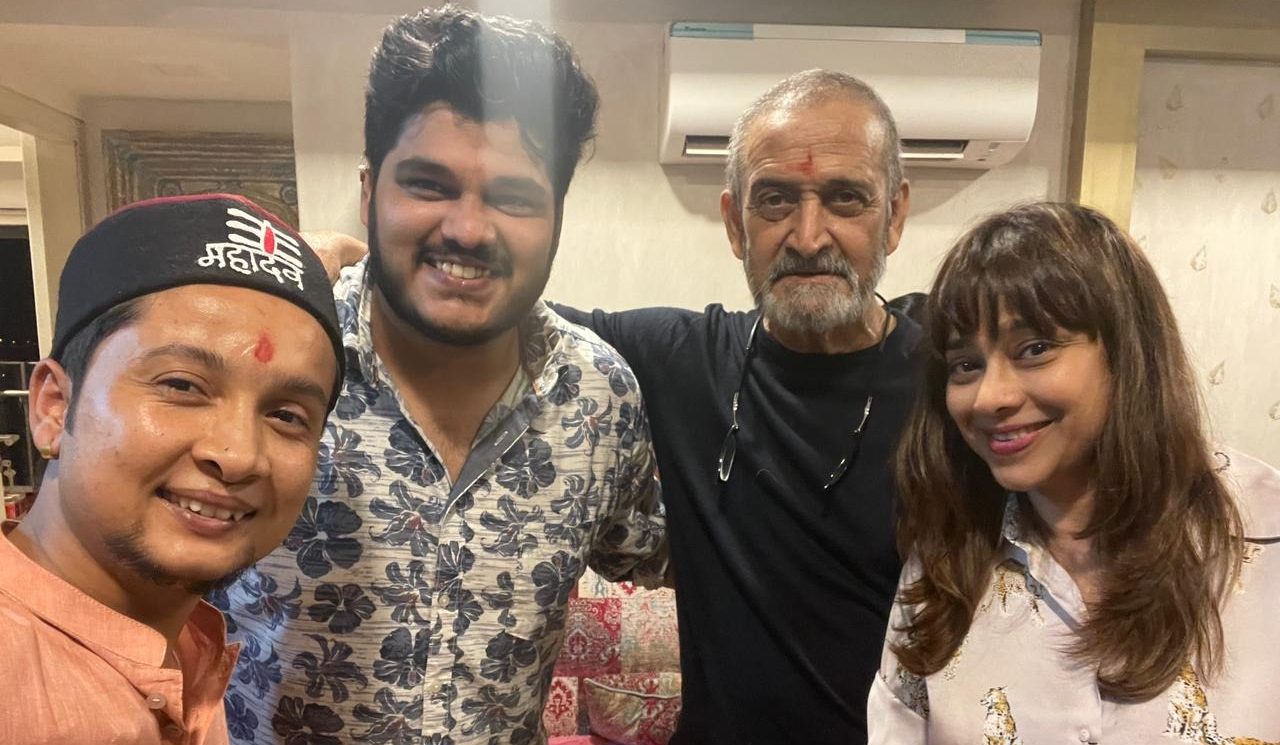 Mahesh Manjrekar felicitates Indian Idol contestants on his birthday!