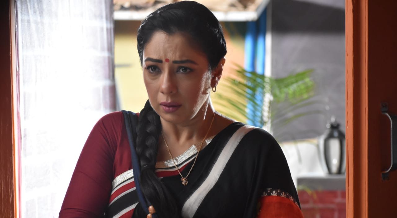 Pakhi tells the family that she wants everyone except Anupamaa to come for her annual function!