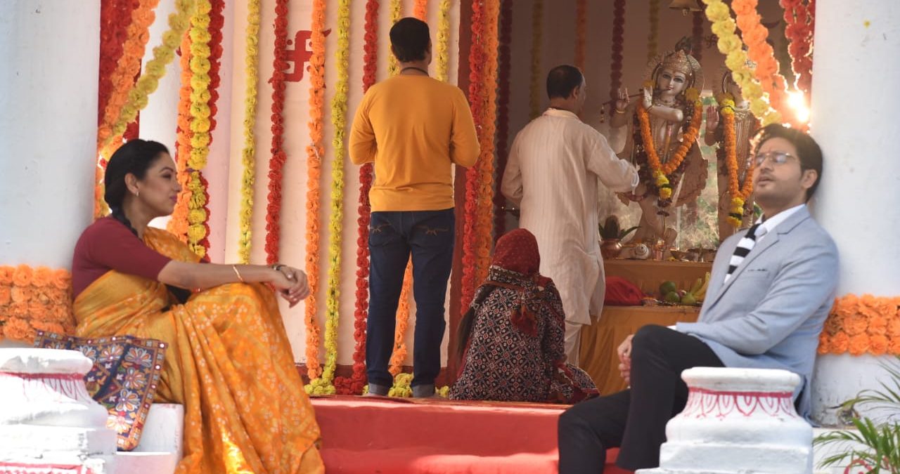 Anuj fires Kavya and  blames Anupamaa for it!