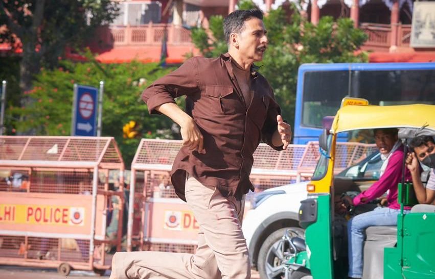 Akshay Kumar runs barefoot on the street of Chandni Chowk!