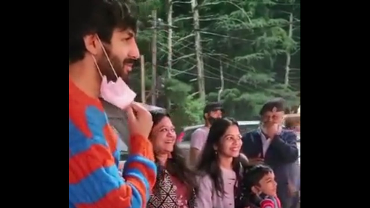 Kartik Aaryan’s Himachal Pradesh fans requests for a selfie, handshake, the star obliges!
