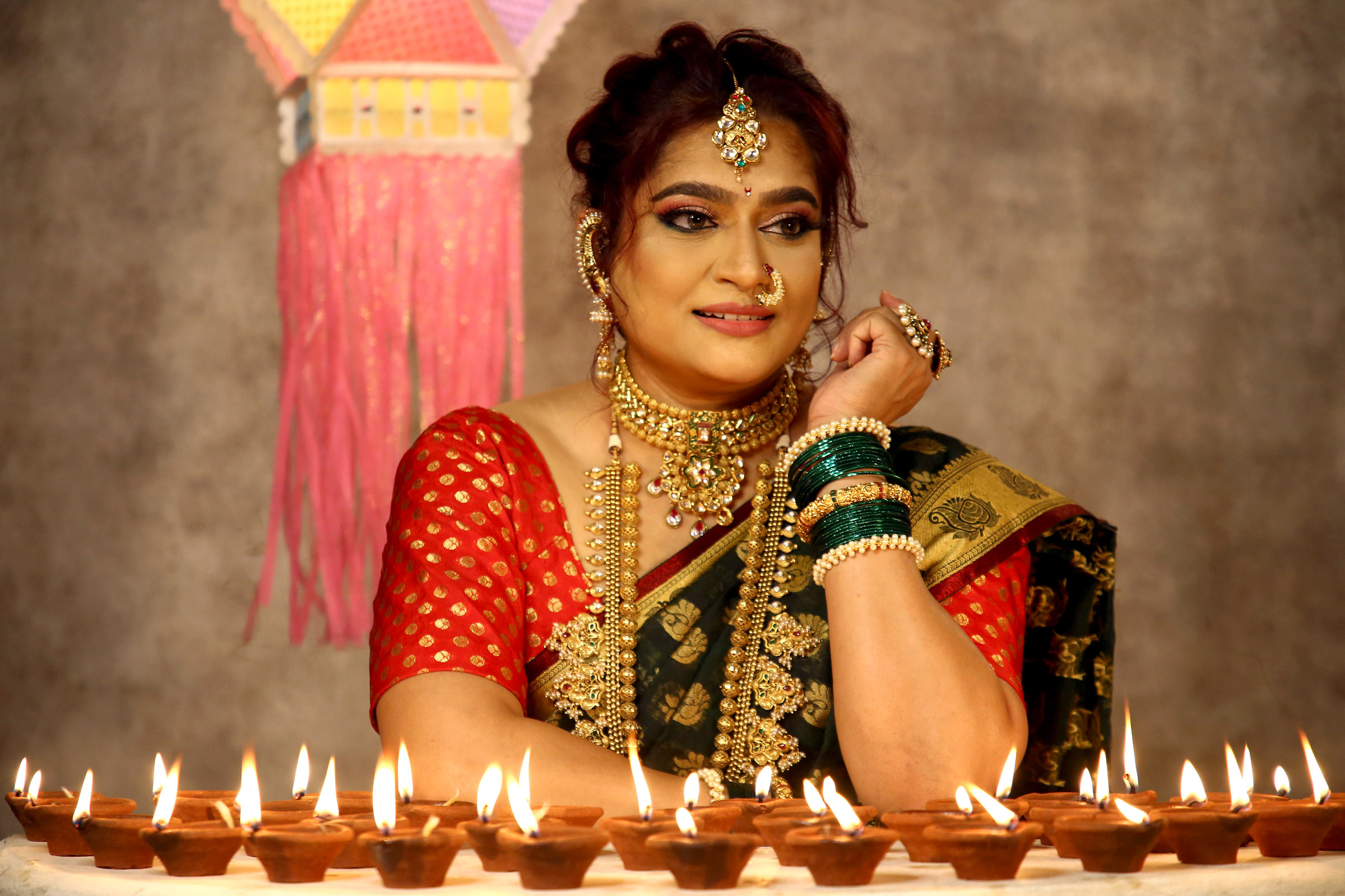 To celebrate 1M+ followers mark on FB, Ekta Jain shoots with 100 diyas in a Nauvaari saree for the Festival of Lights!