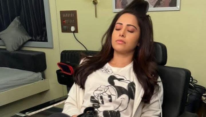 Nushrratt Bharuccha posts, “Day 77 of non stop shoot! Taking naps whenever  wherever I can💁🏻‍♀️”!